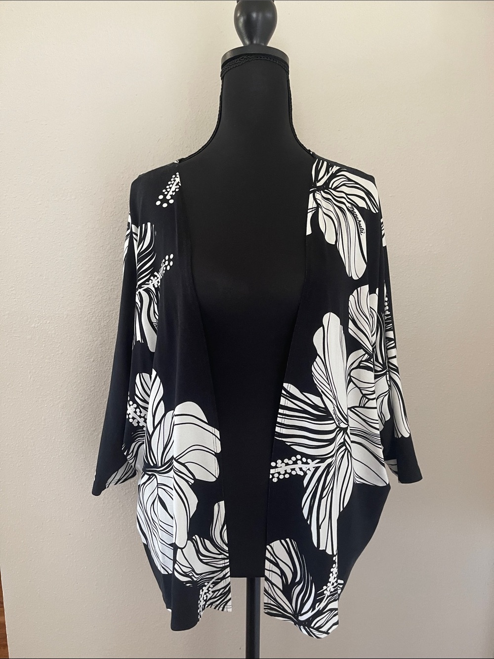 NWT Manuhealii Kebley Cardigan Hibiscus Black and White XS-S